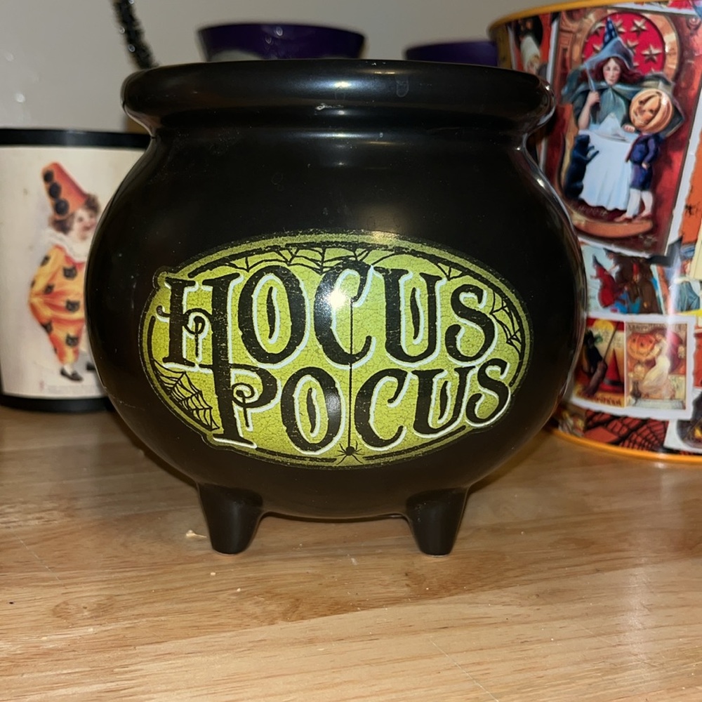 Hallmark Ceramic Cauldron HOCUS POCUS Black Halloween Decor